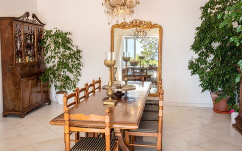 Villa Lamaro: Möbel, Interior Design, Holz, Flooring, Tabelle, Fussboden, Beleuchtung, Zimmer, Stuhl, Esszimmer