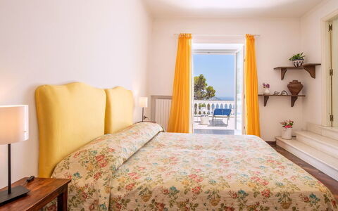 Villa Lamaro: Möbel, Interior Design, Gelb, Fussboden, Zuhause, Schlafzimmer, Zimmer, Bett, Bettdecke, Wohnung