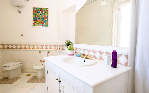 Villa Lamaro: Flooring, Interior Design, Fussboden, Armatur, Badezimmer, Bad Sink, Installation, Badezimmerschrank, Zapfhahn, Sinken