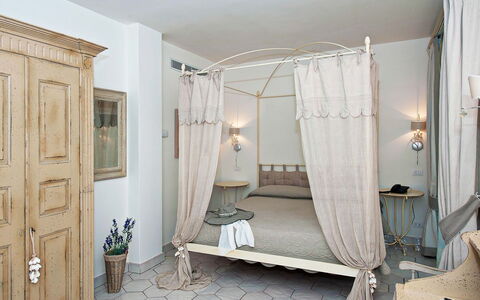 Villa Moresca: Möbel, Bett, Interior Design, Schlafzimmer, Wand, Holz, Fussboden, Bedding, Zimmer, Flooring