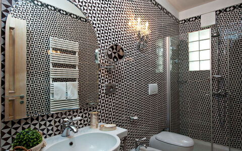 Villa Moresca: Interior Design, Badezimmer, Wand, Armatur, Flooring, Fussboden, Bad Sink, Sinken, Decke, Installation