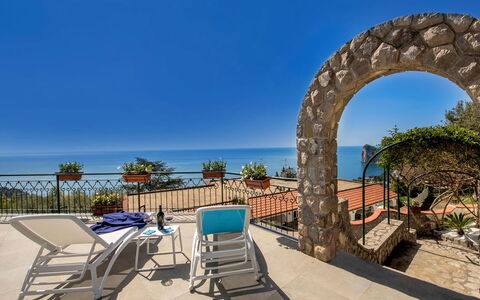 Villa Sea Breeze: Blau, Meer, Küste, Ozean, Resort, Stuhl, Balkon, Küche & Esszimmer Tisch, Strand, Eco Hotel