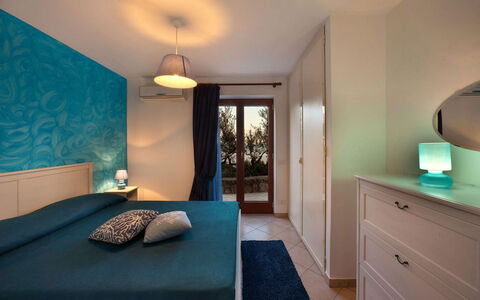 Villa Sea Breeze: Interior Design, Möbel, Flooring, Fussboden, Schlafzimmer, Textil, Bett, Zimmer, Beleuchtung, Decke