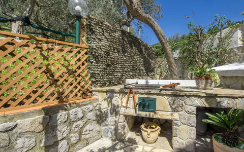 Villa Sea Breeze: Flagstone, Steinwand, Garten, Gartenmöbel, Blumentopf, Hinterhof, Zimmerpflanze, Landscaping, Schatten, Terrasse