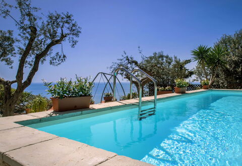 Villa Sea Breeze: Blau, Schwimmbad, Resort, Blumentopf, Eco Hotel, Zimmerpflanze, Schatten, Hazienda, Villa, Hotel