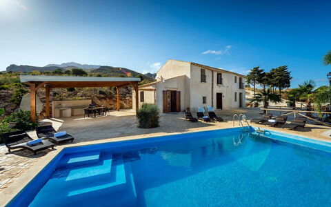 Villa Thalia: Blau, Schwimmbad, Resort, Gartenmöbel, Eco Hotel, Estate, Freizeit, Regenschirm, Villa, Thermae