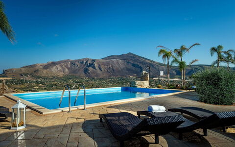 Villa Thalia: Schwimmbad, Resort, Eco Hotel, Möbel, Gartenmöbel, Hotel, Stuhl, Villa, Schatten