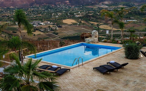 Villa Thalia: Schwimmbad, Resort, Gartenmöbel, Freizeit, Eco Hotel, Regenschirm, Sonnenliege, Urlaub, Hazienda, Hotel