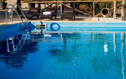 Villa Thalia: Blau, Schwimmbad, Resort, Verbundwerkstoff, Freizeit, Gartenmöbel, Eco Hotel, Water Feature, Schatten, Sonnenliege