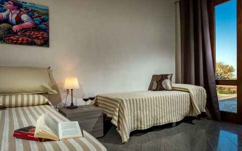 Villa Thalia: Möbel, Interior Design, Bett, Schlafzimmer, Fussboden, Flooring, Holz, Zimmer, Bettdecke, Bedding