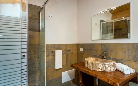 Villa Thalia: Flooring, Interior Design, Wand, Fussboden, Armatur, Holz, Decke, Badezimmer, Bad Sink, Beleuchtung