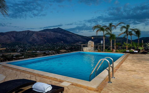 Villa Thalia: Schwimmbad, Blau, Resort, Gartenmöbel, Eco Hotel, Thermae, Freizeit, Hotel, Regenschirm, Sonnenliege