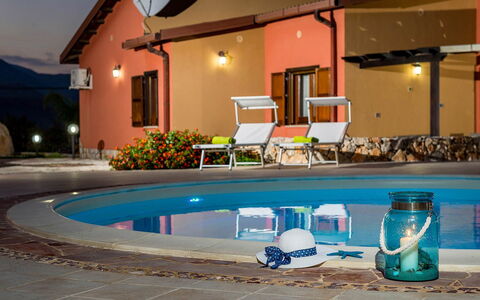Villa Thyrrenia: Schwimmbad, Resort, Gartenmöbel, Regenschirm, Eco Hotel, Villa, Stuhl, Hazienda, Sonnenliege, Schatten