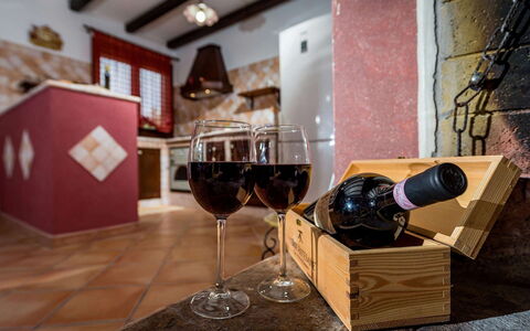 Villa Thyrrenia: Möbel, Flasche, Drinkware, Wein, Barware, Glasflasche, Stuhl