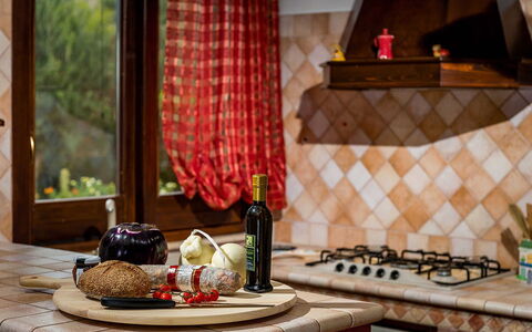 Villa Thyrrenia: Holz, Interior Design, Flooring, Küche, Fussboden, Zimmer, Essen, Holzbeize, Küchengerät, Countertop