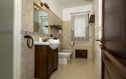 Villa Thyrrenia: Armatur, Bad Sink, Sinken, Badezimmer, Interior Design, Flooring, Toilleten Sitz, Fussboden, Zapfhahn, Toilette