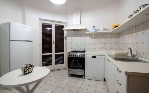 Apartment Alan: Flooring, Interior Design, Major Appliance, Fussboden, Küchengerät, Küche, Decke, Haushaltsgerät, Zimmer, Möbel