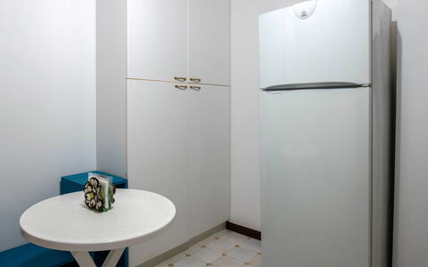 Apartment Alan: Fussboden, Zimmer, Major Appliance, Haushaltsgerät, Farbe, Aluminium