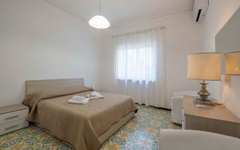 Apartment Alan: Fussboden, Flooring, Schlafzimmer, Interior Design, Bett, Holz, Bettdecke, Decke, Bedding, Zimmer