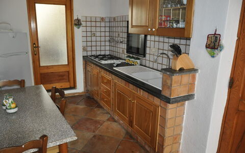 Casa 2 Ulivi: Küche, Countertop, Flooring, Cabinetry, Küchengerät, Möbel, Holz, Interior Design, Fussboden, Major Appliance