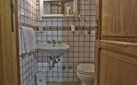 Casa 2 Ulivi: Wand, Bad Sink, Armatur, Interior Design, Badezimmer, Flooring, Sinken, Fussboden, Zapfhahn, Installation