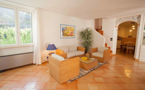 Casa Amalfitana: Möbel, Interior Design, Flooring, Fussboden, Holz, Couch, Decke, Tabelle, Zimmer, Wohnzimmer