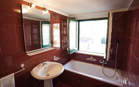 Casa Amalfitana: Badezimmer, Bad Sink, Armatur, Sinken, Zapfhahn, Installation, Flooring, Interior Design, Badewanne, Fussboden