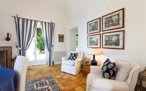 Casa Bellevue: Möbel, Interior Design, Flooring, Fussboden, Holz, Decke, Wohnzimmer, Zimmer, Couch, Tabelle