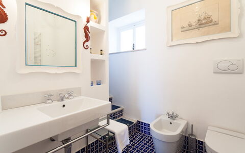 Casa Bellevue: Badezimmer, Armatur, Flooring, Bad Sink, Interior Design, Fussboden, Sinken, Zapfhahn, Installation, Fliese