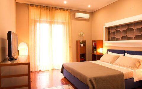 Casa Chicco: Möbel, Bett, Interior Design, Schlafzimmer, Bedding, Bettdecke, Holz, Zimmer, Fussboden, Textil