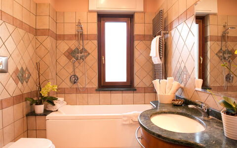 Casa Chicco: Interior Design, Badezimmer, Wand, Armatur, Flooring, Fussboden, Bad Sink, Sinken, Zapfhahn, Beleuchtung