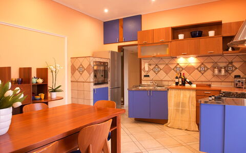 Casa Chicco: Möbel, Küche, Holz, Interior Design, Flooring, Major Appliance, Küchengerät, Decke, Cabinetry, Fussboden