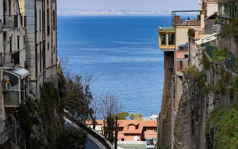 Casa Chicco: Wohngebiet, Nachbarschaft, Küsten Und Ozeanische Forms, Küste, Wohnung, Meer, Vorort, Ozean, Balkon, Landspitze