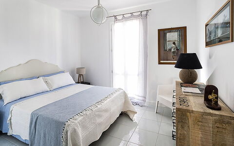 Casa Delfino: Möbel, Bett, Interior Design, Schlafzimmer, Bedding, Wand, Bettdecke, Fussboden, Linens, Flooring