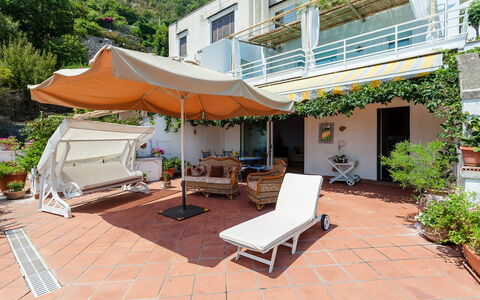 Casa Dorothea 2: Blumentopf, Balkon, Zimmerpflanze, Gartenmöbel, Resort, Stuhl, Schatten, Eco Hotel, Markise, Regenschirm