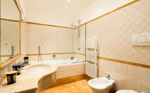 Casa Dorothea 2: Badezimmer, Flooring, Fussboden, Armatur, Interior Design, Bad Sink, Badewanne, Sinken, Zapfhahn, Decke