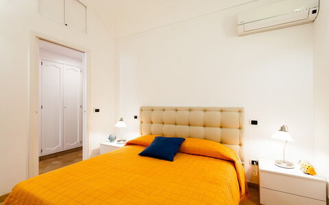 Casa Dorothea 3: Bett, Interior Design, Schlafzimmer, Möbel, Holz, Bettdecke, Fussboden, Flooring, Bedding, Decke