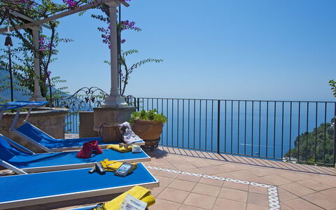 Casa Gemma: Blau, Blumentopf, Balkon, Meer, Ozean, Gartenmöbel, Zimmerpflanze, Resort, Baluster, Küste