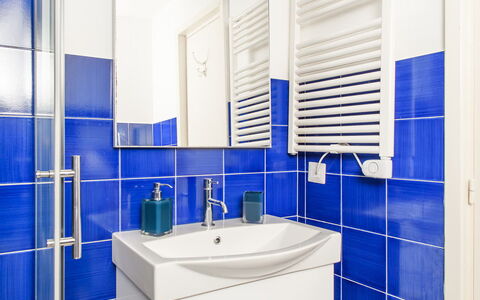 Casa Giardino: Blau, Flooring, Fussboden, Armatur, Interior Design, Badezimmer, Fliese, Verbundwerkstoff, Installation, Toilette