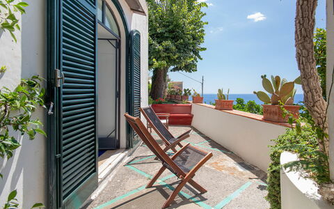 Casa Giardino: Blau, Meer, Ozean, Balkon, Blumentopf, Küste, Schatten, Zimmerpflanze, Gartenmöbel, Stuhl