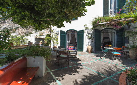 Casa Giardino: Blumentopf, Tür, Zimmerpflanze, Gartenmöbel, Tisch Im Freien, Stuhl, Balkon, Schatten, Hazienda, Hof