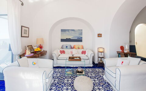 Casa Giardino: Blau, Möbel, Stuhl, Couch, Wohnzimmer, Zimmerpflanze, Blumentopf, Kaffetisch, Teppich