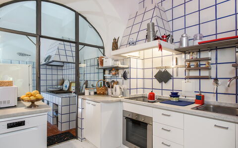 Casa Giardino: Interior Design, Küche, Decke, Flooring, Countertop, Fliese, Küchengerät, Cabinetry, Zimmerpflanze, Design