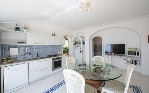 Casa Gioia: Interior Design, Flooring, Möbel, Küche, Fussboden, Countertop, Decke, Zimmer, Küchengerät, Cabinetry