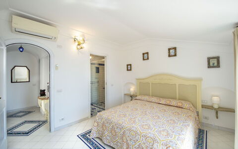 Casa Gioia: Interior Design, Möbel, Fussboden, Flooring, Decke, Schlafzimmer, Bett, Zimmer, Tabelle, Bettdecke