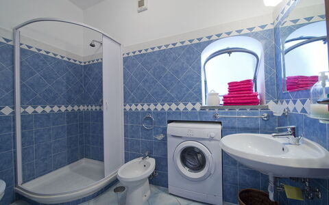 Casa Ivan: Blau, Flooring, Armatur, Interior Design, Fussboden, Badezimmer, Sinken, Zapfhahn, Fliese, Installation
