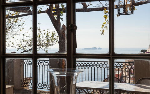 Casa la Sponda: Holz, Möbel, Eisen, Stuhl, Balkon, Metall, Meer, Glas, Schatten, Ozean