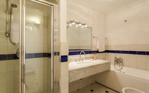 Casa la Sponda: Badezimmer, Flooring, Armatur, Interior Design, Fussboden, Bad Sink, Zapfhahn, Installation, Fliese, Sinken
