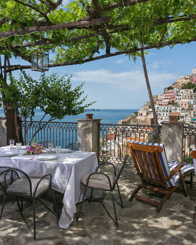 Casa la Sponda: Möbel, Tabelle, Stuhl, Tisch Im Freien, Gartenmöbel, Tischdecke, Blumentopf, Restaurant, Balkon, Zimmerpflanze