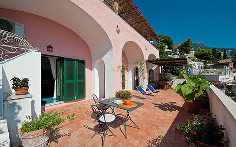 Positano View: Balkon, Wohnung, Blumentopf, Hazienda, Zimmerpflanze, Veranda, Villa, Hotel, Treppe